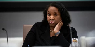 Fed Governor Lisa Cook Defies Trump’s Resignation Demands Amid Mortgage Fraud Allegations