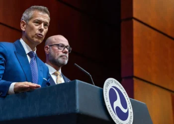 US Warns of Major Flight Cuts at 40 Airports if Shutdown Drags On