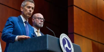 US Warns of Major Flight Cuts at 40 Airports if Shutdown Drags On